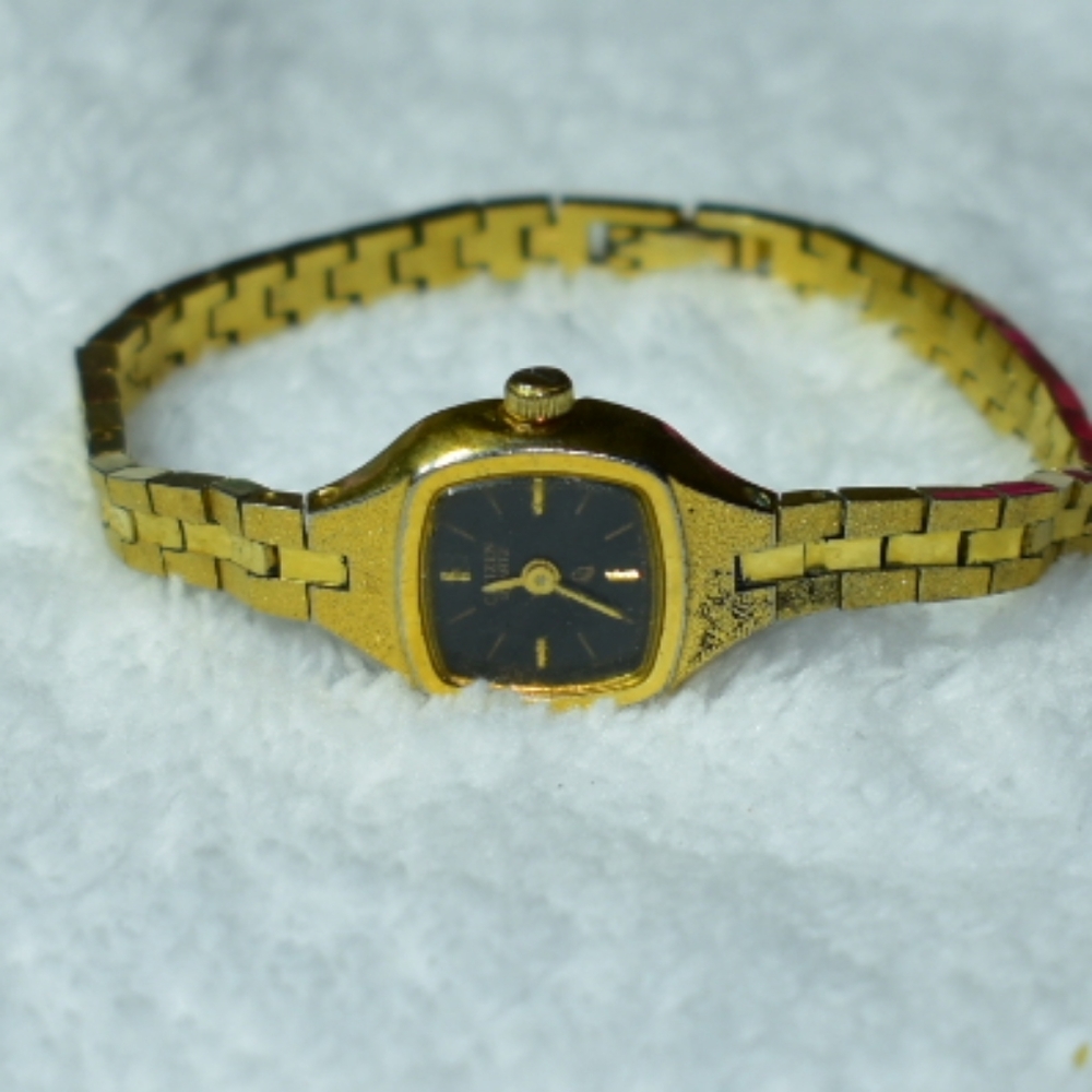 Vintage gold.tone quartz watch by citizen.